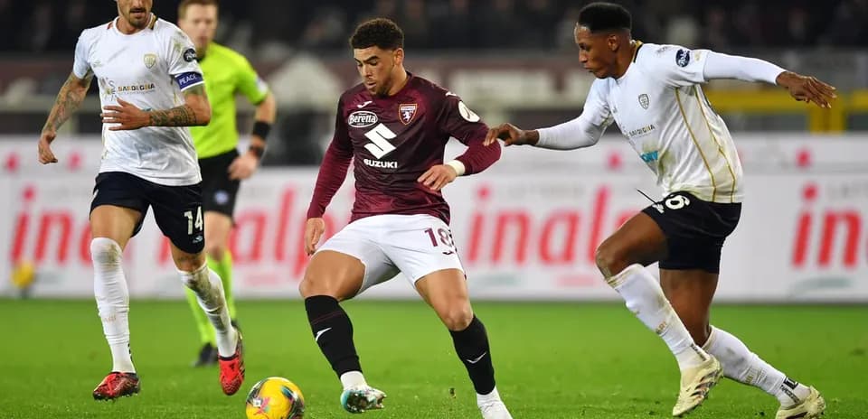 Игроки Cagliari и Torino в борьбе за мяч