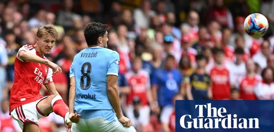 Игроки Arsenal и Manchester City в момент игры