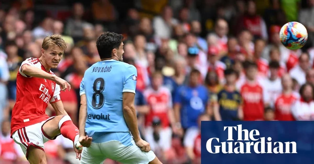 Игроки Arsenal и Manchester City в момент игры