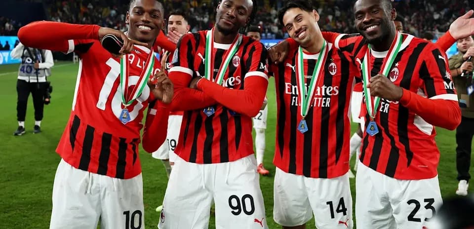 Игроки AC Milan с медалями после матча