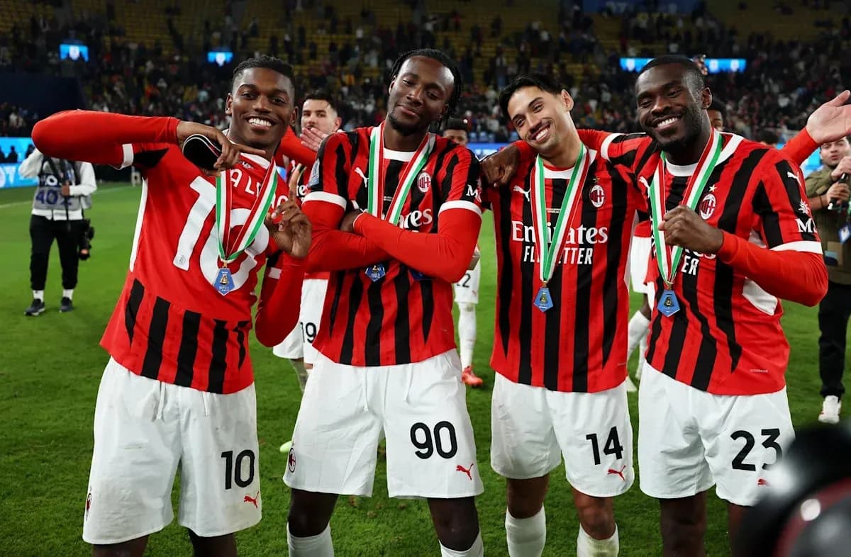 Игроки AC Milan с медалями после матча