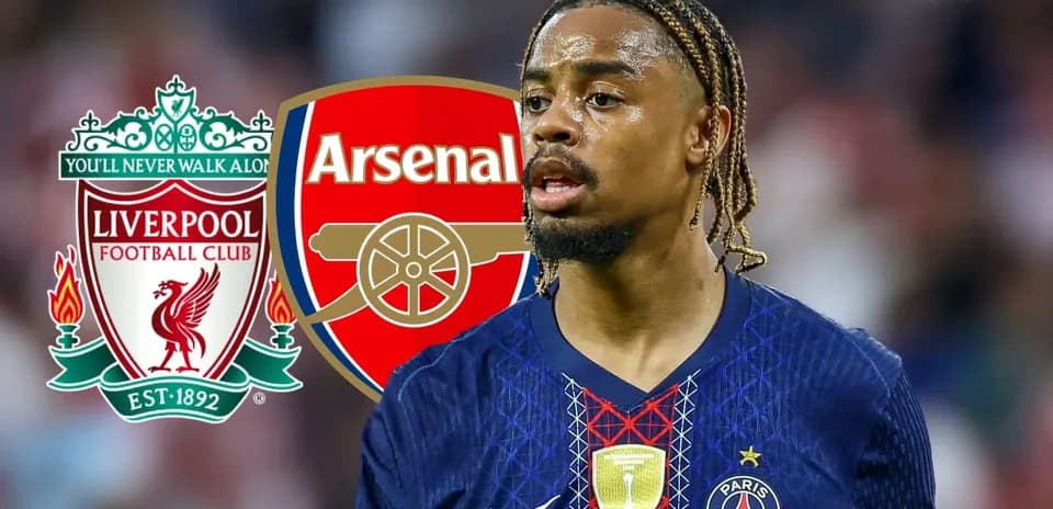 Игрок PSG на фоне логотипов Ливерпуля и Арсенала