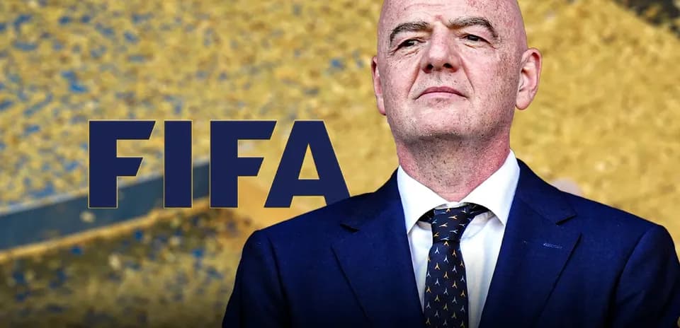 Председатель FIFA на фоне логотипа организации
