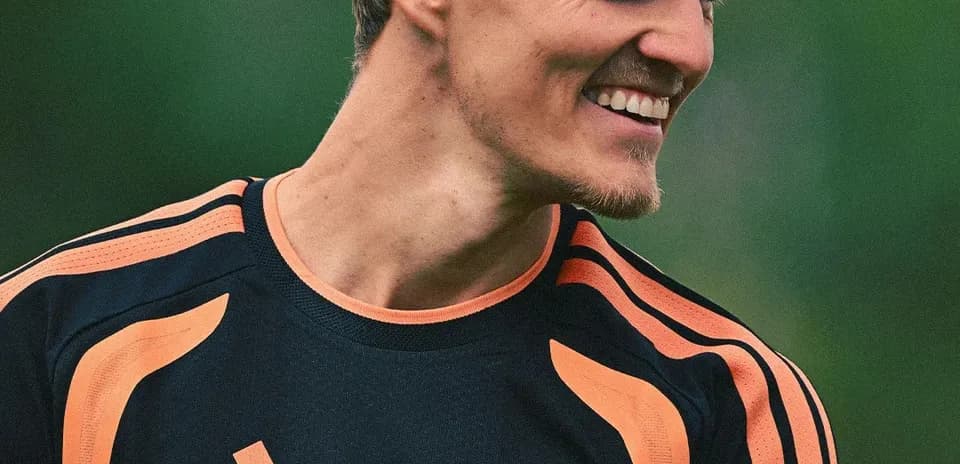 Игрок в тренировочной форме Arsenal улыбается