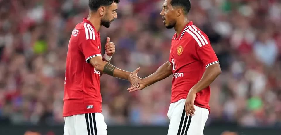 Игроки Manchester United обсуждают тактику на поле