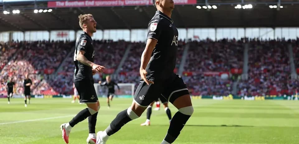 Игроки Swansea празднуют гол на стадионе