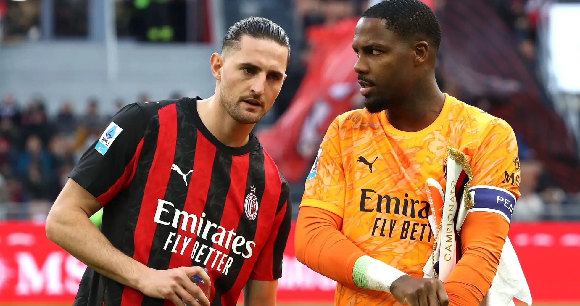 Игроки AC Milan обсуждают тактику на поле