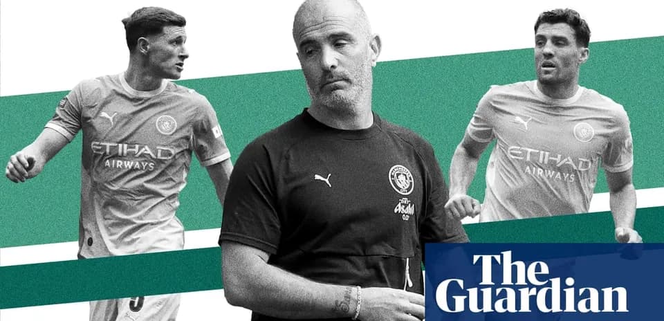 Тренер и два игрока Manchester City на фоне