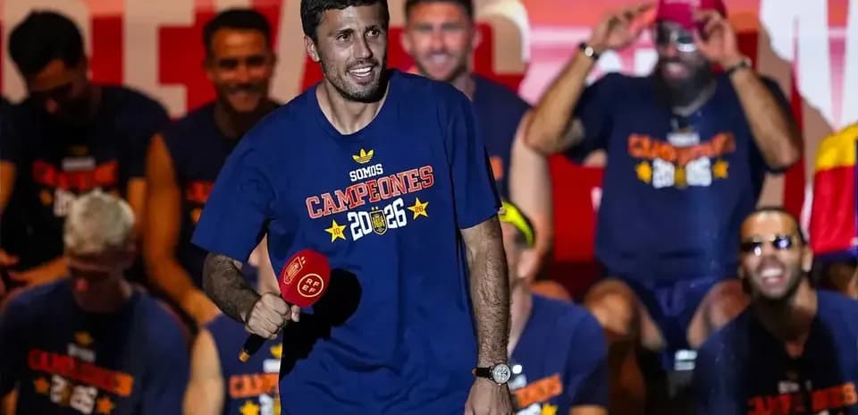Игрок с микрофоном на праздновании чемпионства
