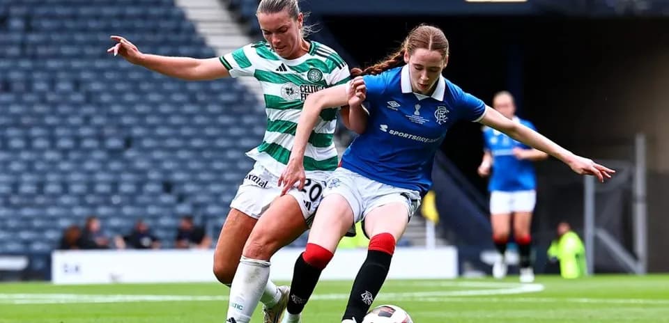 Игроки Celtic и Rangers борются за мяч