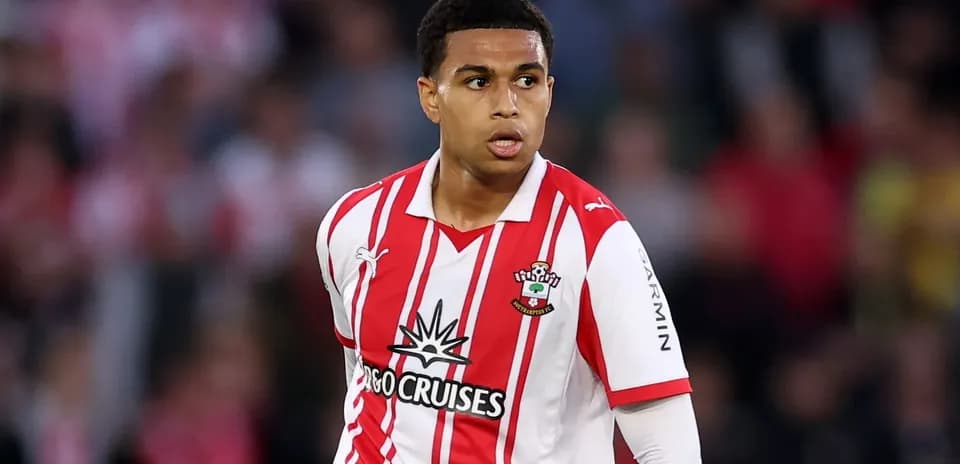 Игрок Southampton FC на поле во время матча