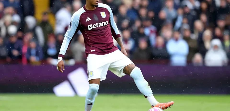 Игрок Aston Villa контролирует мяч на поле
