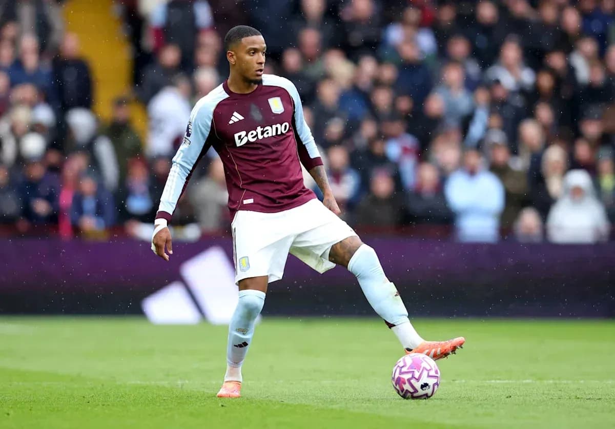 Игрок Aston Villa контролирует мяч на поле