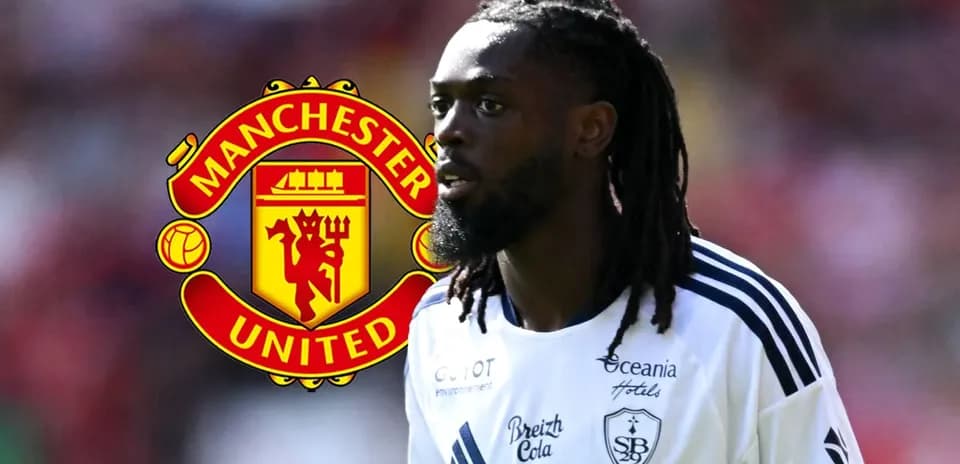 Игрок в форме с логотипом Manchester United на фоне