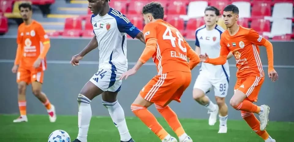 Игроки Al Dhafra U23 и Al Ain U23 в матче