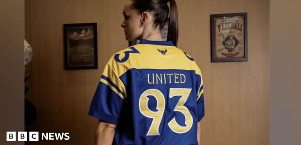 Человек в футболке с номером 93 и надписью United