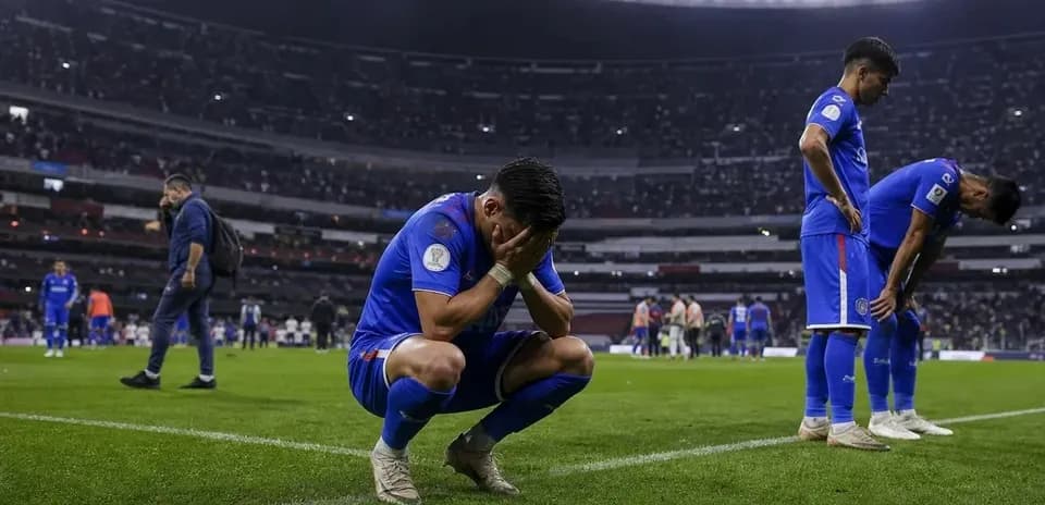 Игроки команды на поле после завершения матча