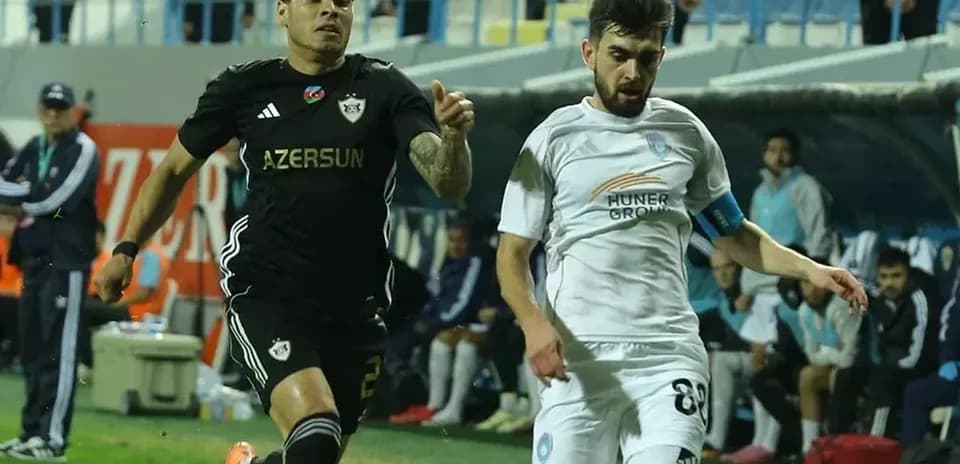 Игроки Qabala и Qarabag в борьбе за мяч
