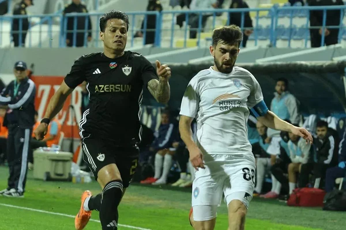 Игроки Qabala и Qarabag в борьбе за мяч