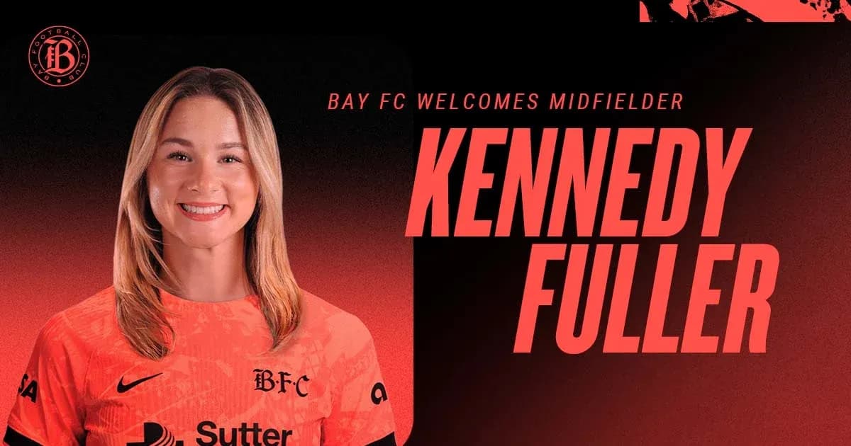 Кенеди Фуллер в форме Bay FC на фоне градиента