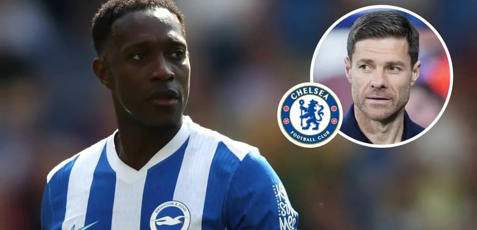 Игрок Brighton & Hove Albion на поле с логотипом Chelsea