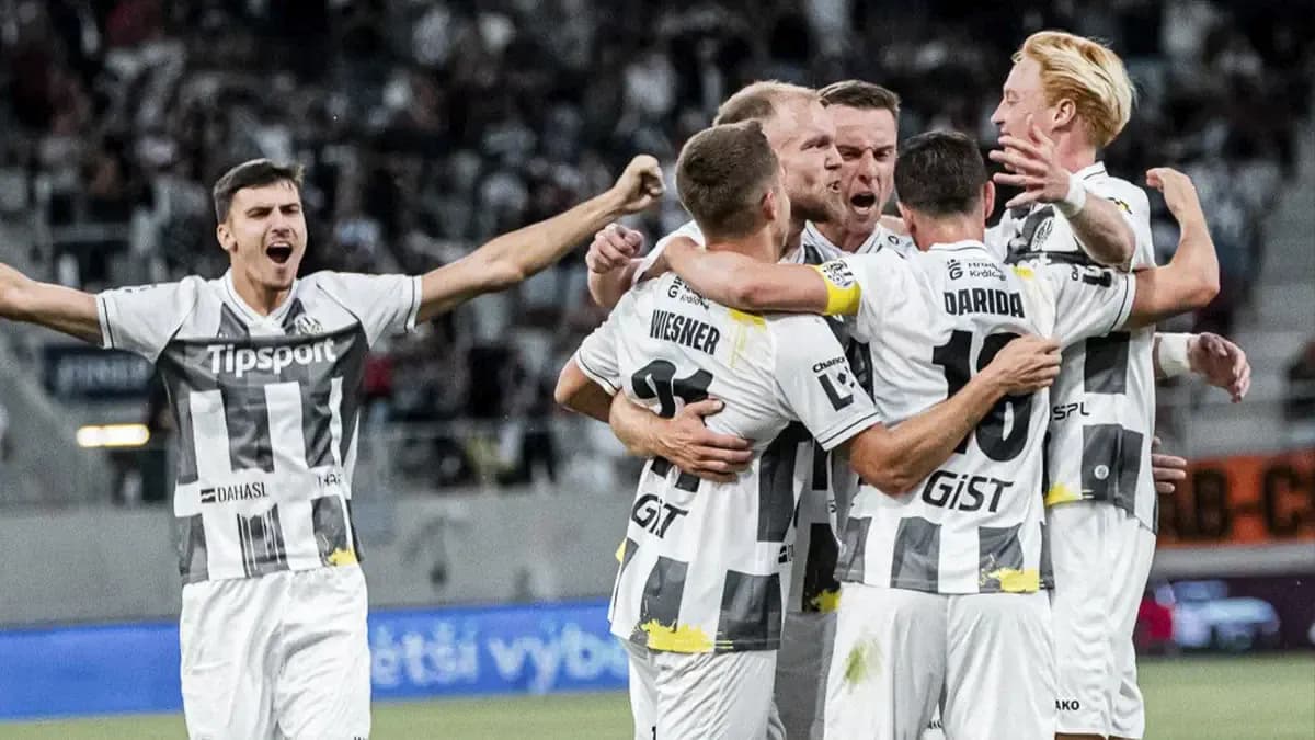 Игроки Храдец-Кралове празднуют гол
