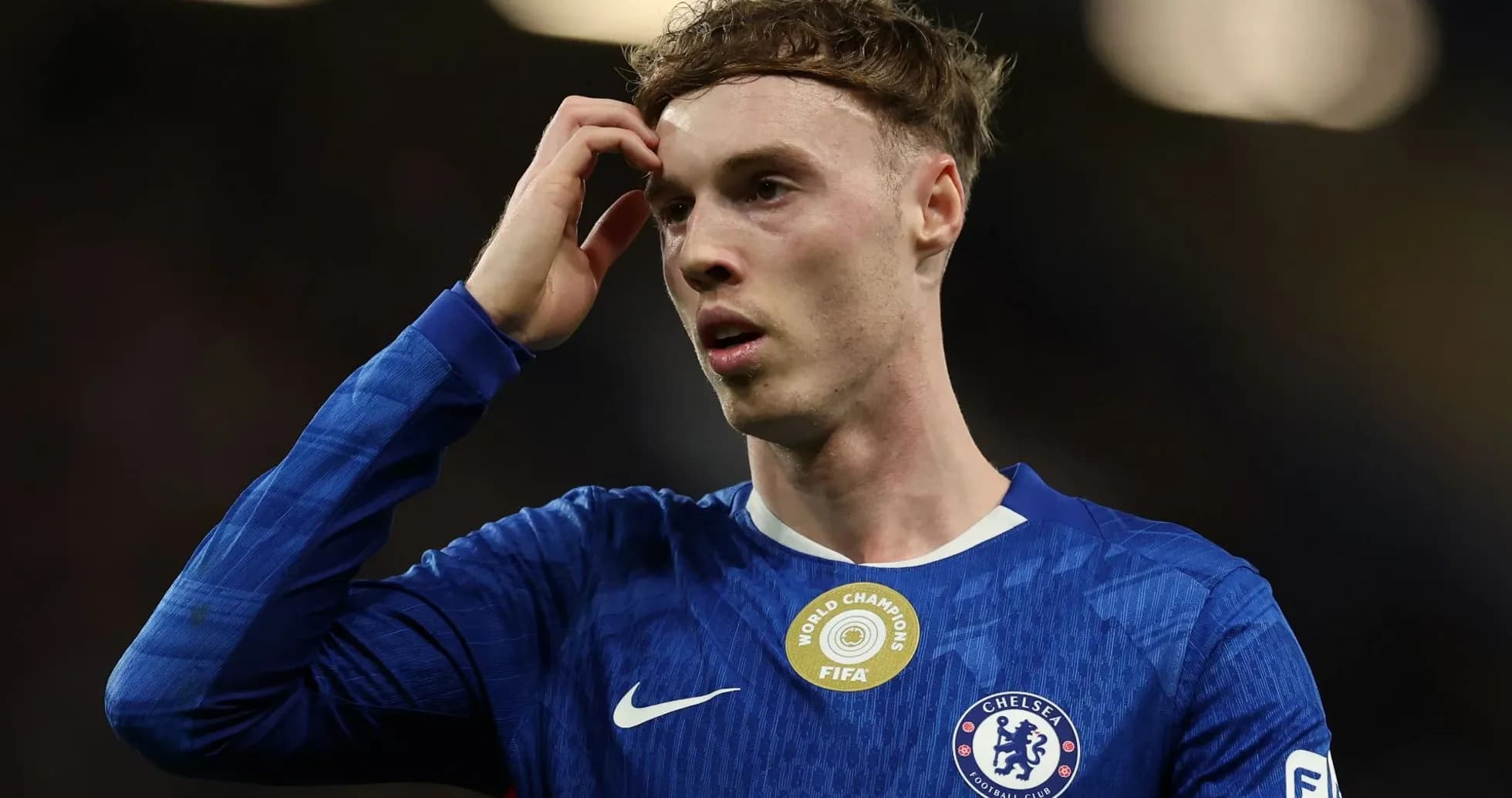 Игрок Chelsea в синей футболке на поле