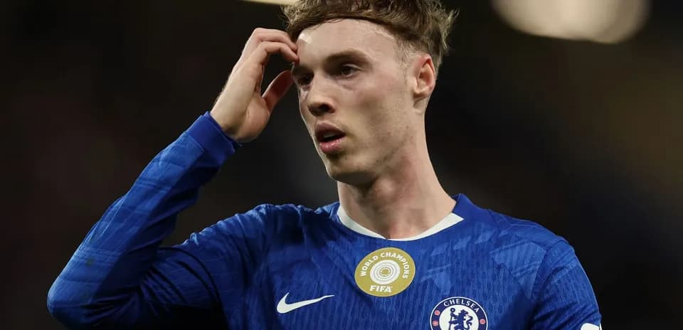 Игрок Chelsea в синей футболке на поле