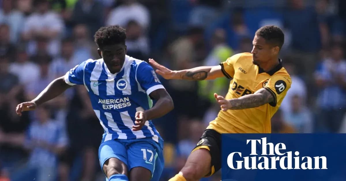 Игроки команды Brighton в борьбе за мяч