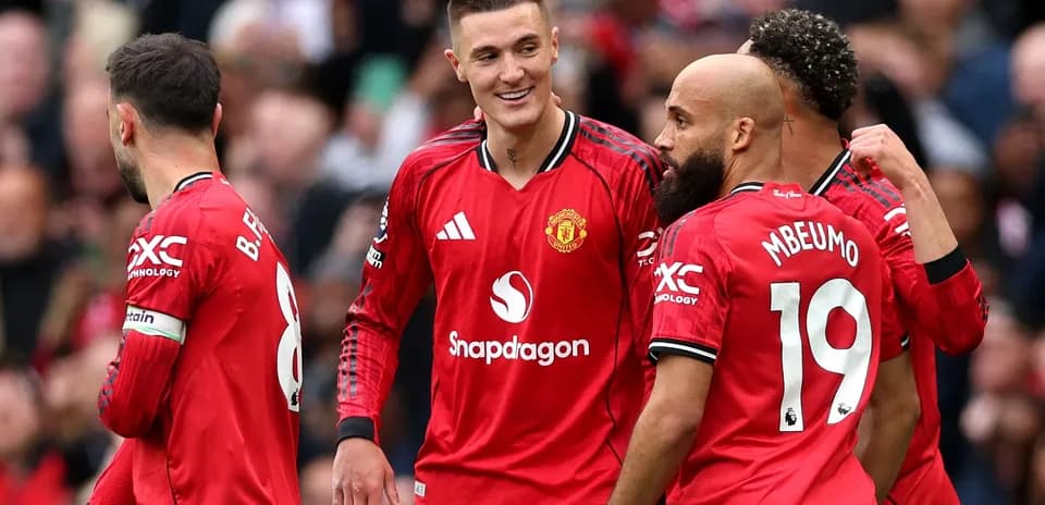 Игроки Manchester United празднуют гол на поле