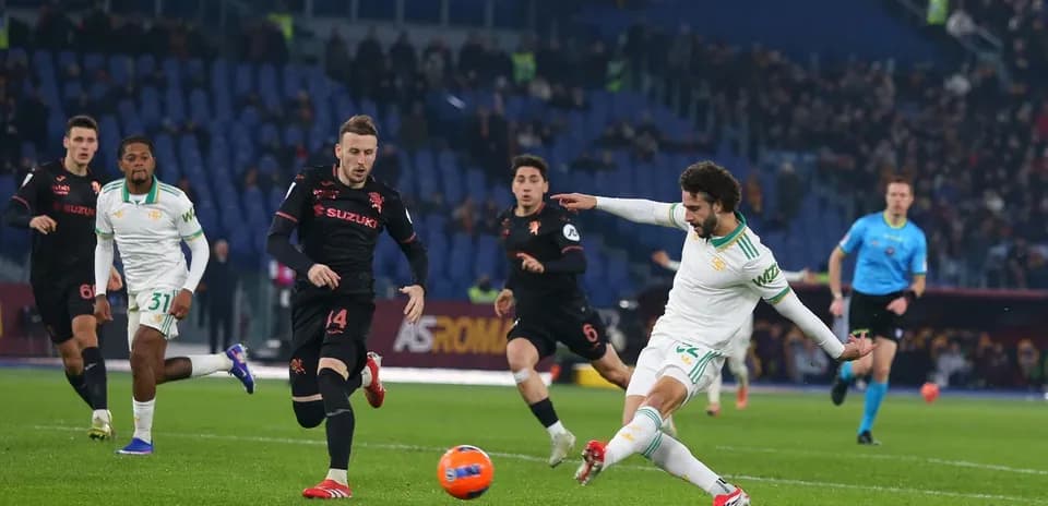 Игроки Torino и AS Roma на поле