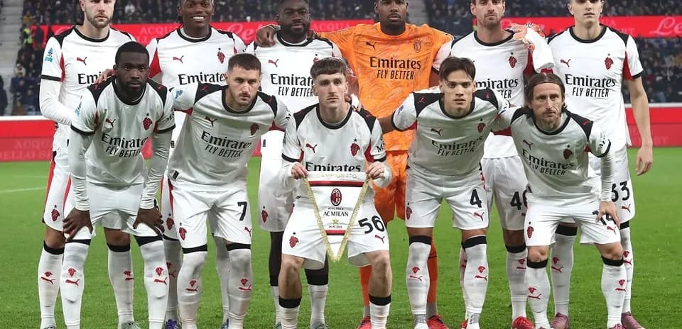 Команда AC Milan на поле перед матчем