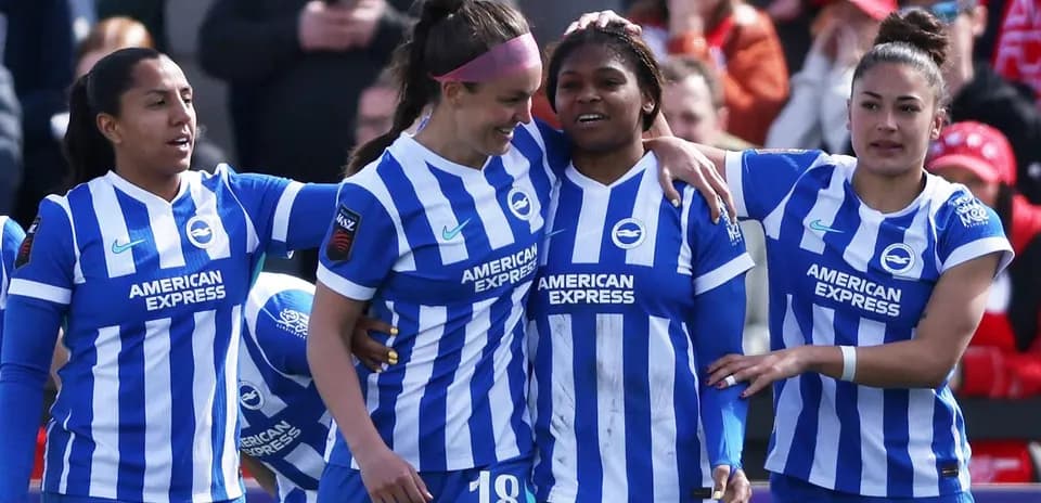 Игроки Brighton отмечают гол на матче