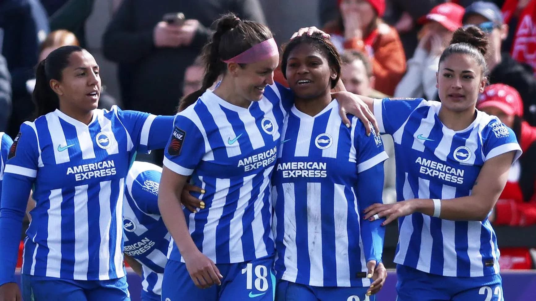 Игроки Brighton отмечают гол на матче