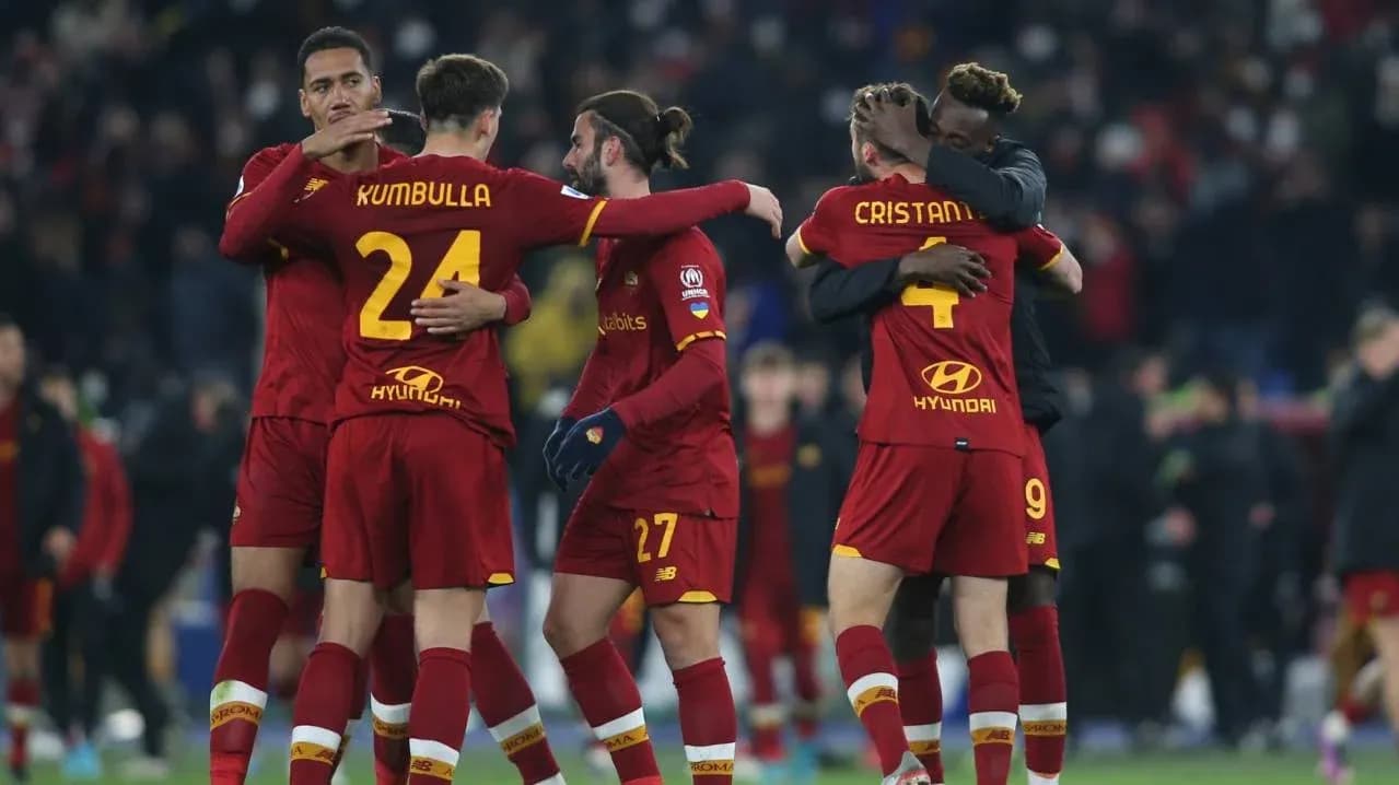 Игроки AS Roma отмечают победу