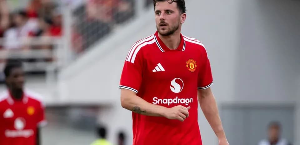 Игрок Manchester United в красной форме на поле