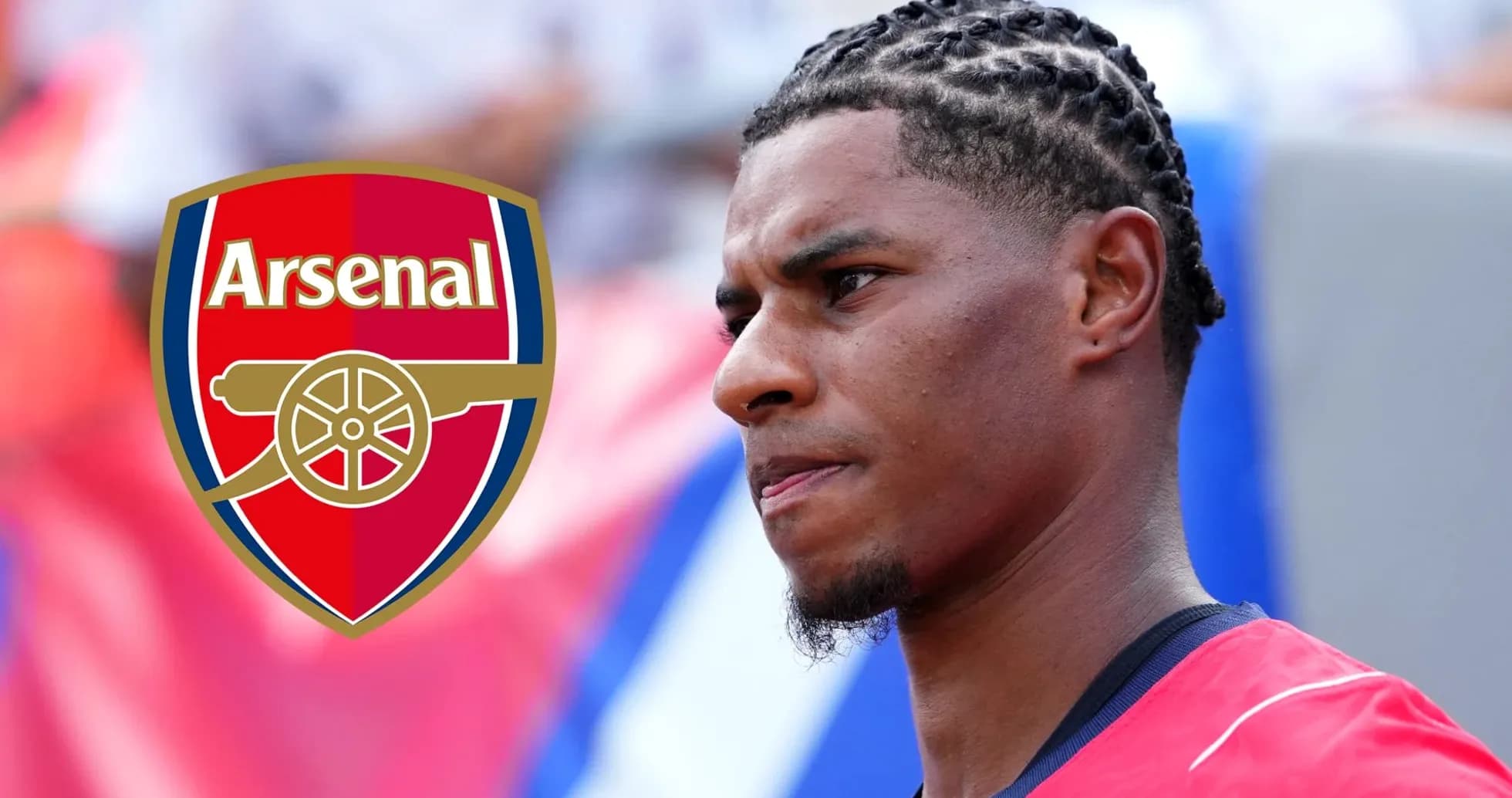 Игрок Arsenal на фоне логотипа клуба