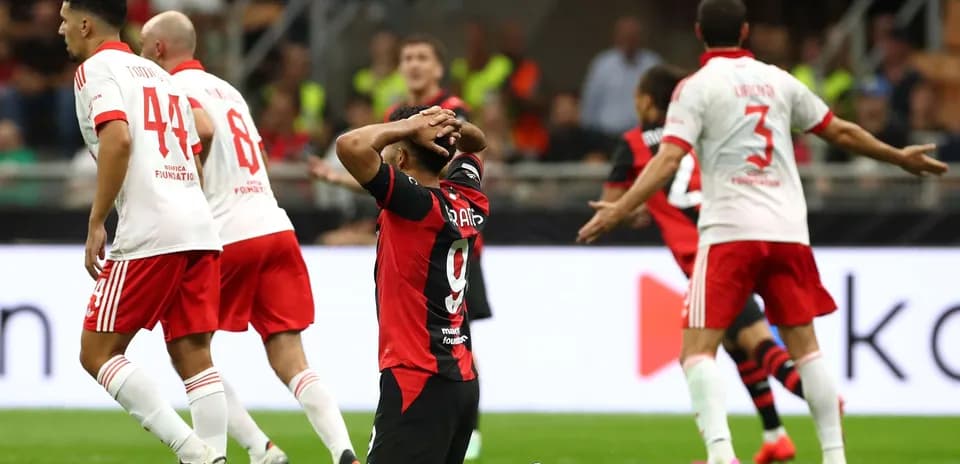 Игроки AC Milan и Benfica на поле