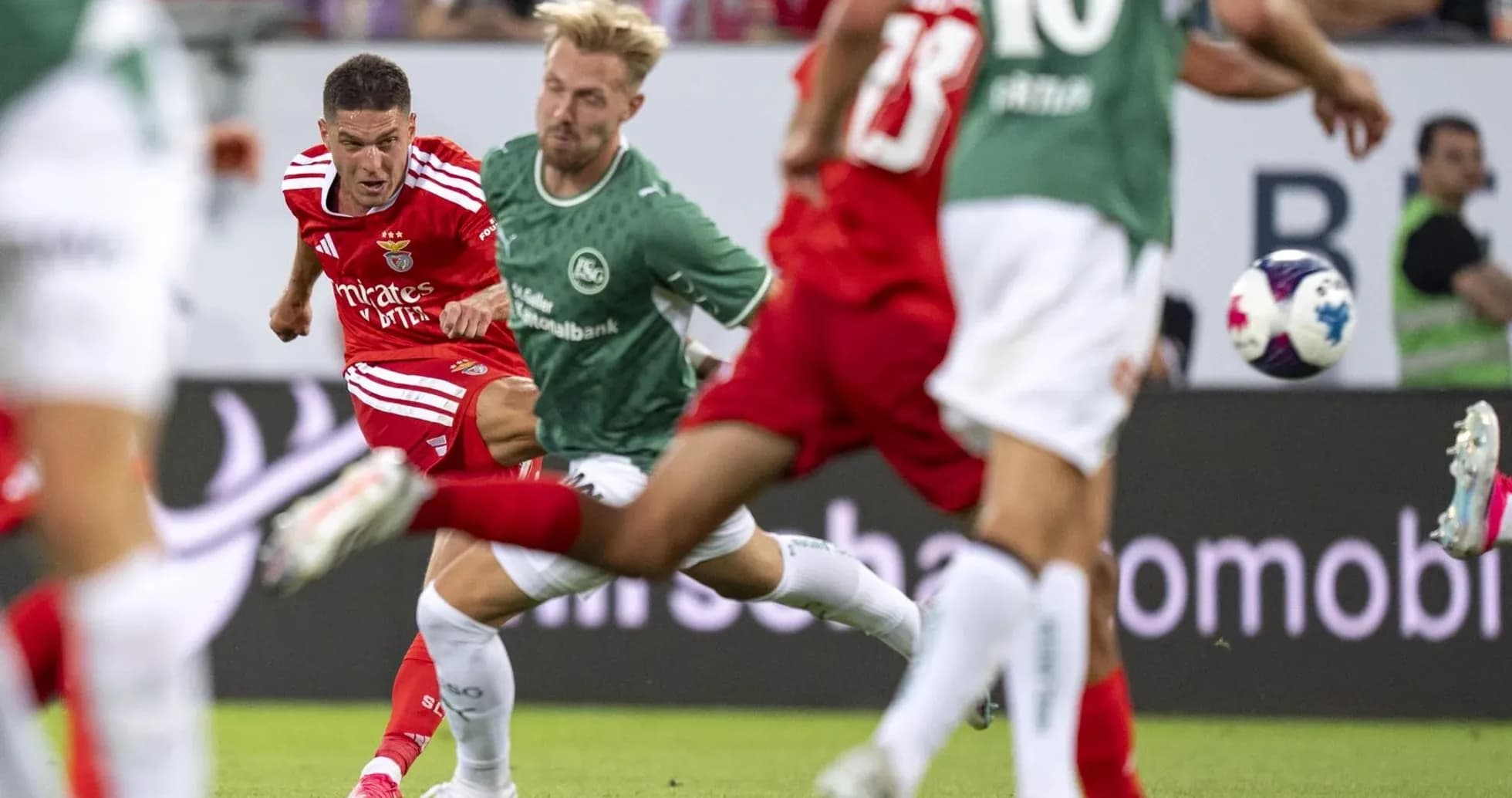Игроки Бенфики в атаке против FC St. Gallen