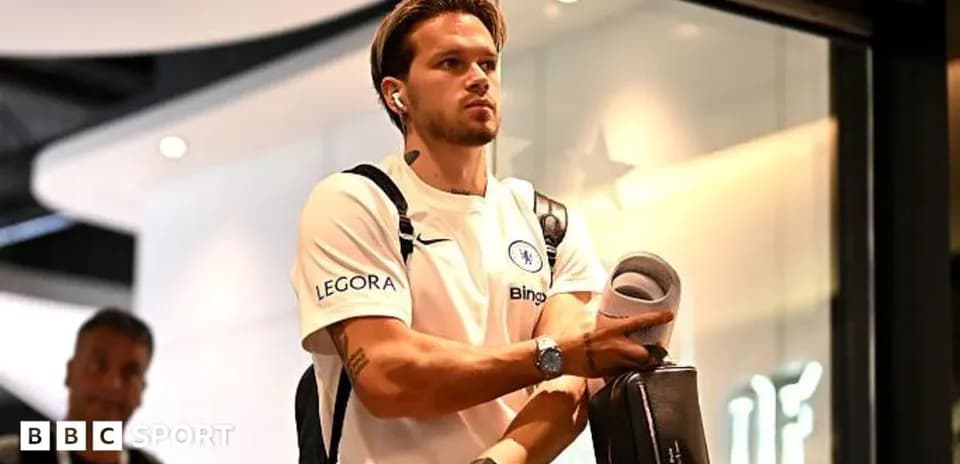 Игрок в форме Chelsea с наушниками и сумкой