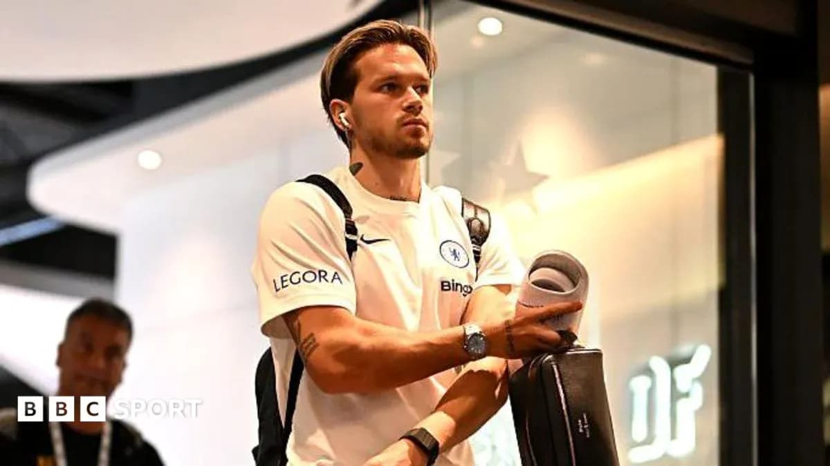 Игрок в форме Chelsea с наушниками и сумкой