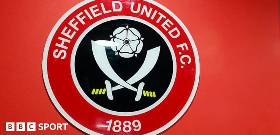 Логотип Sheffield United F.C. на стене