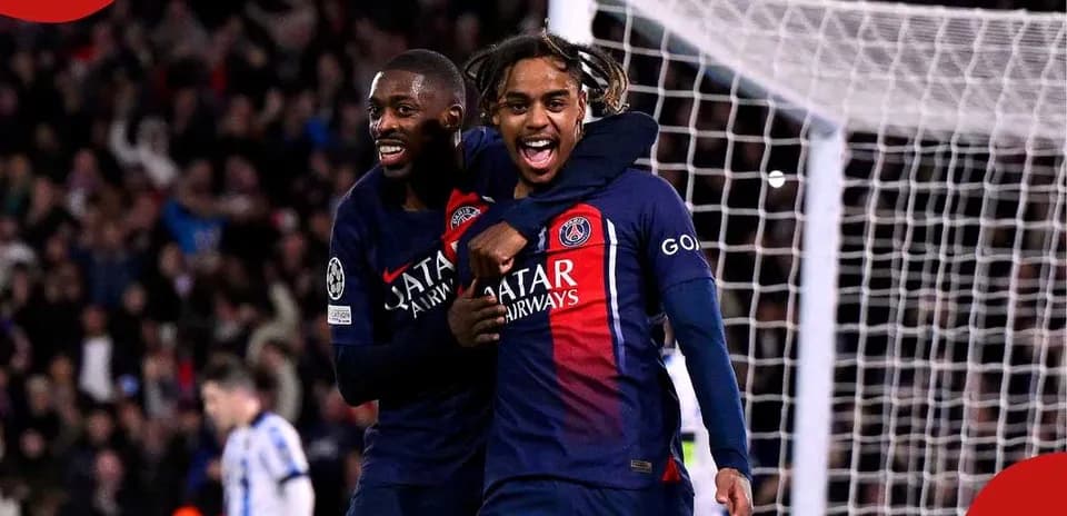 Игроки PSG празднуют гол на стадионе
