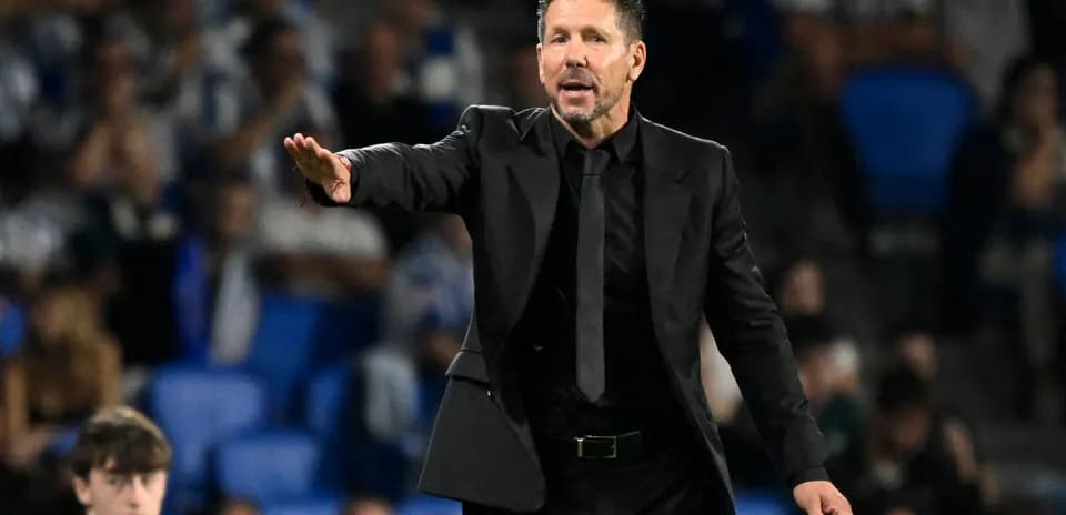 Тренер на скамейке во время матча