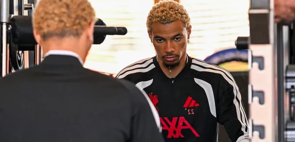 Игрок Liverpool готовится к тренировке в спортзале