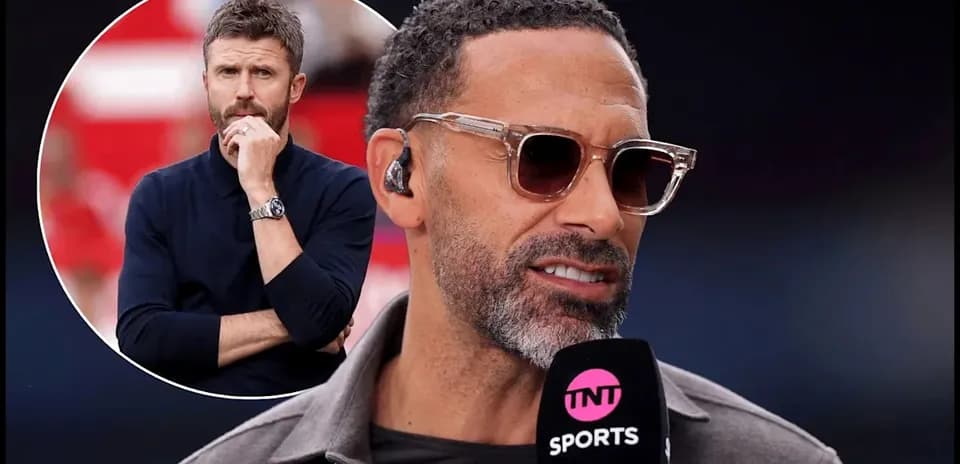 Комментатор говорит в микрофон TNT Sports