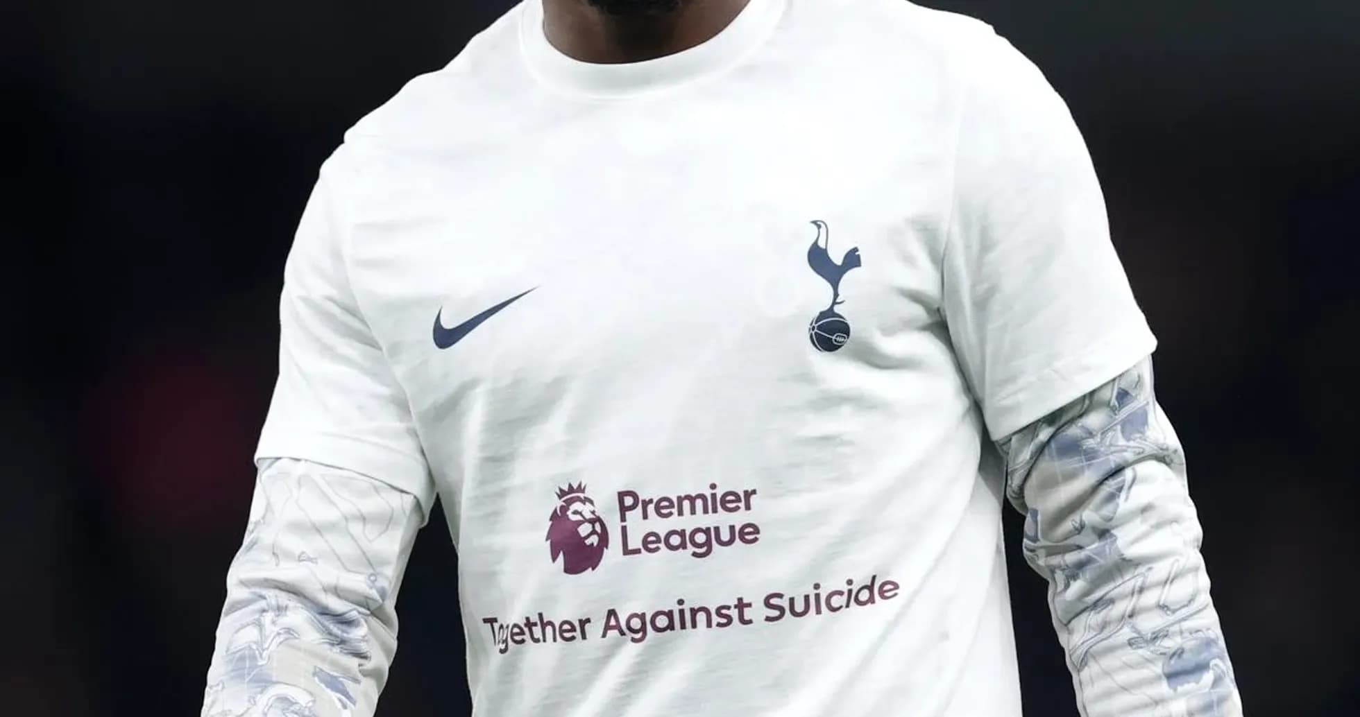 Игрок Тоттенхэм в футболке с логотипом Premier League