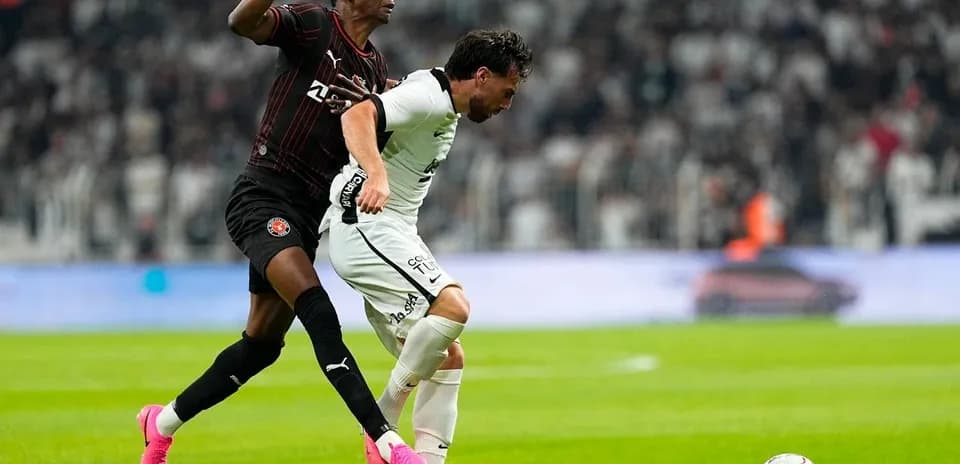 Игроки FC Midtjylland и Beşiktaş в борьбе за мяч