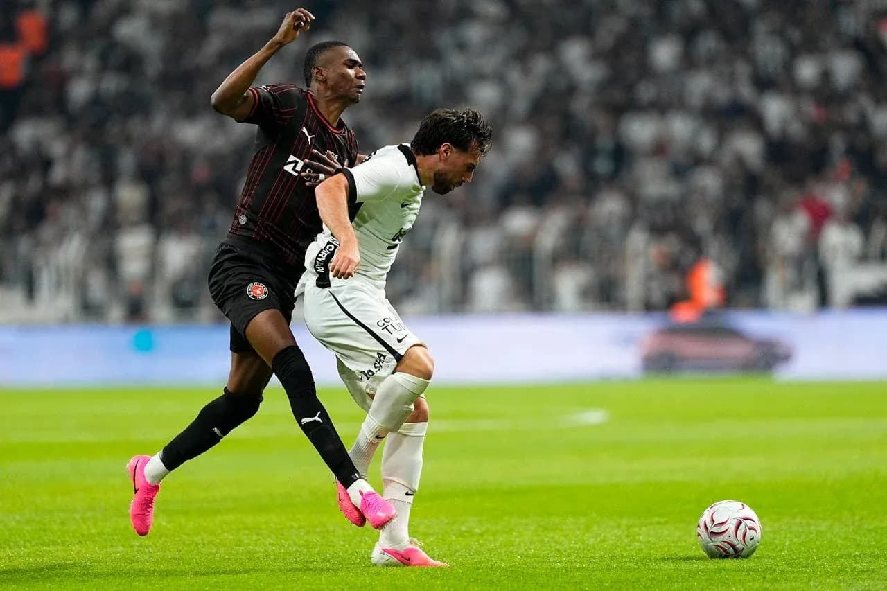 Игроки FC Midtjylland и Beşiktaş в борьбе за мяч