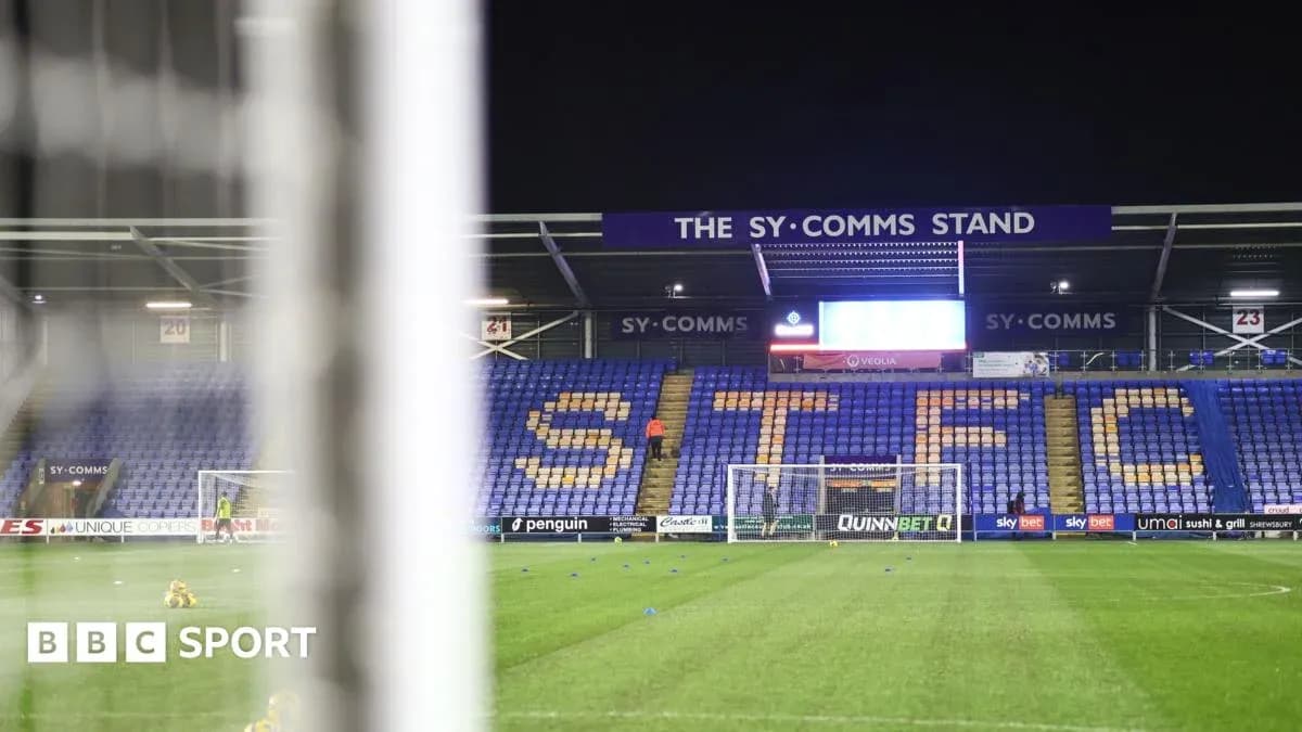 Стадион с надписью STFC и воротами